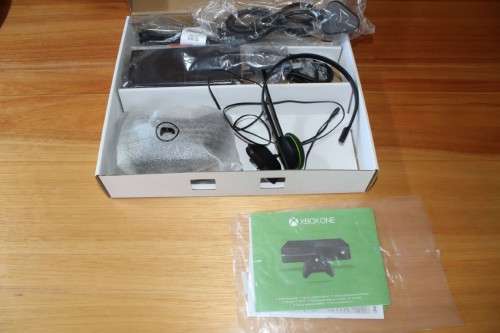 XBOX ONE 500GB (AS NEW) FULLY BOXED + NEW FIFA 16 LEGENDS SEALED