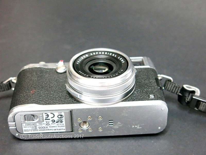 Fujifilm X100S 16 MP Digital Camera with 23mm f/2 Fujinon Lens and 2.8-Inch LCD
