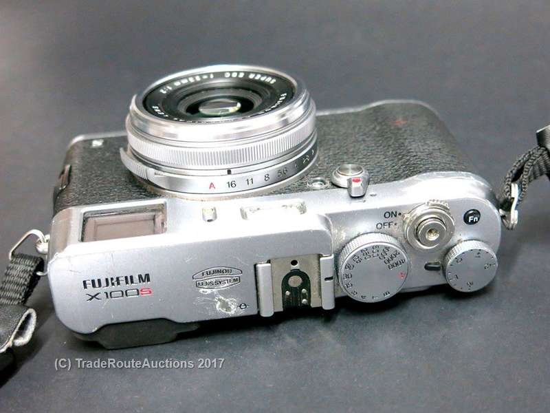 Fujifilm X100S 16 MP Digital Camera with 23mm f/2 Fujinon Lens and 2.8-Inch LCD