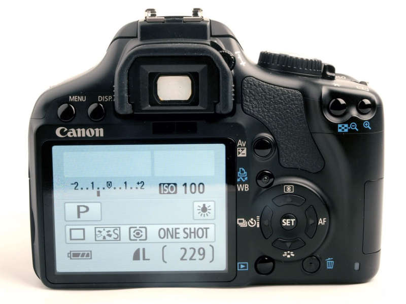 Canon EOS 450D DigitalSLR camera 12.2 Megapixels with Canon 18-55mm Lens Kit