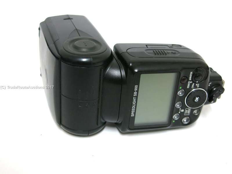Nikon SB-900 Speedlight Flash for Nikon DSLR Cameras - With POUCH
