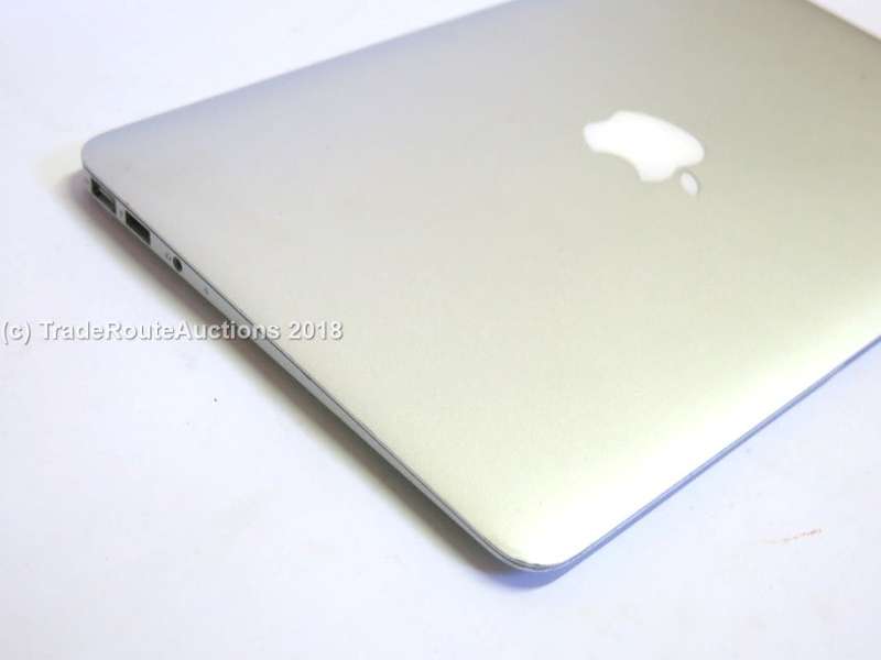 MacBook Air 11.6-inch | Core i5 1.6GHz | 2GB DDR3 RAM | 64GB SSD FLASH - Macbook Air