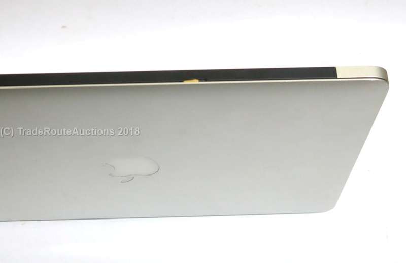 Apple MacBook Air 13.3-inch | Core i5 1.6GHz | 8GB DDR3 | 128GB SSD FLASH - EARLY 2015 MODEL