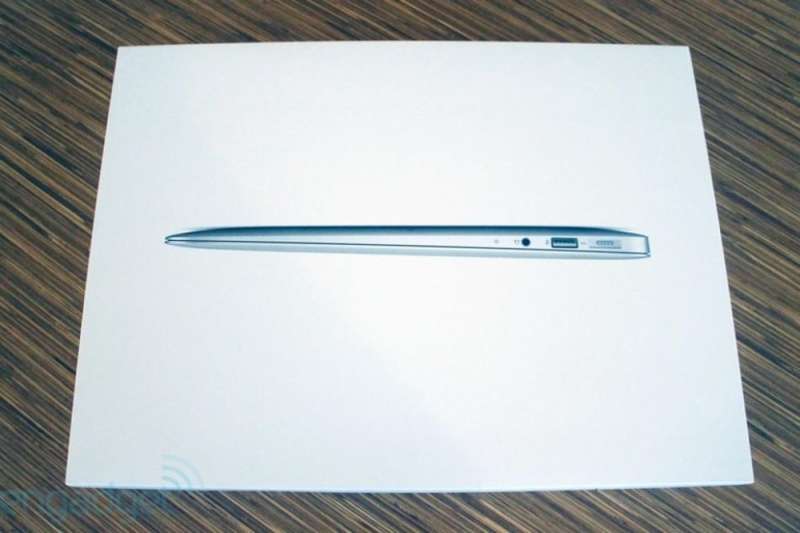 Apple MacBook Air 13.3-inch | Core i5 1.6GHz | 4GB DDR3 RAM | 128GB SSD FLASH  **  EARLY 2015 ***