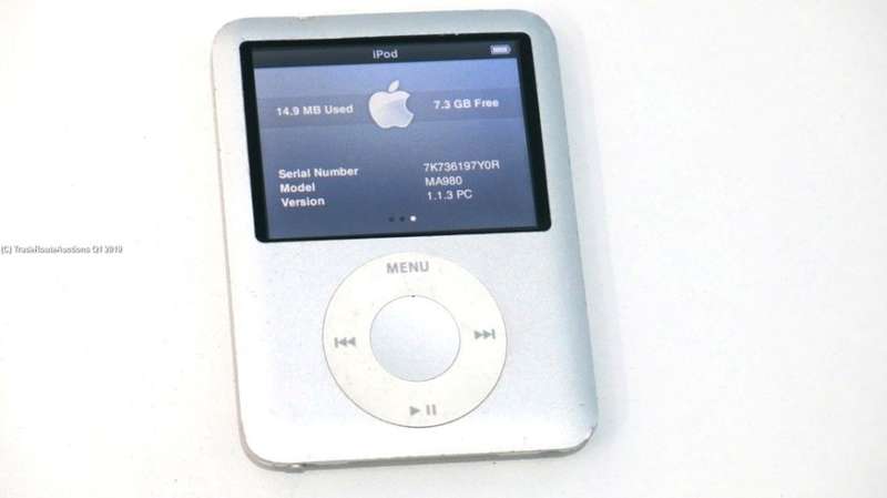 Apple iPod Nano | SILVER | 8GB | 3rd Generation | MB980 | A1236  **** IPOD NANO ****