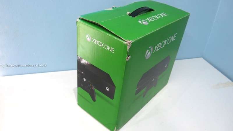 BOXED - Microsoft Xbox One 500GB Model 1540 Gaming Console + 1 Controller