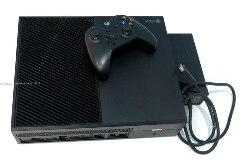 Microsoft Xbox One 500GB Model 1540 Gaming Console + 1 Controller