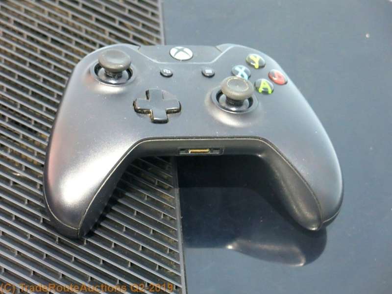 Microsoft Xbox One 500GB Model 1540 Gaming Console + 1 Controller