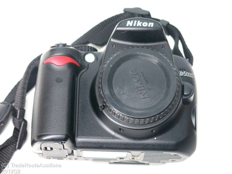 NIKON D5000 DIGITAL SLR CAMERA BODY ONLY WITH 2.7-inch Vari-angle LCD