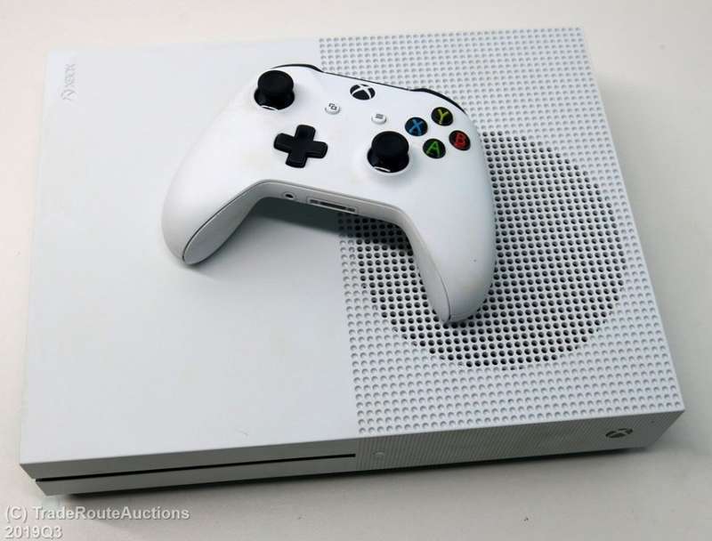 Microsoft Xbox One S 1TB Console (WHITE) Model 1681 + 1 Controller