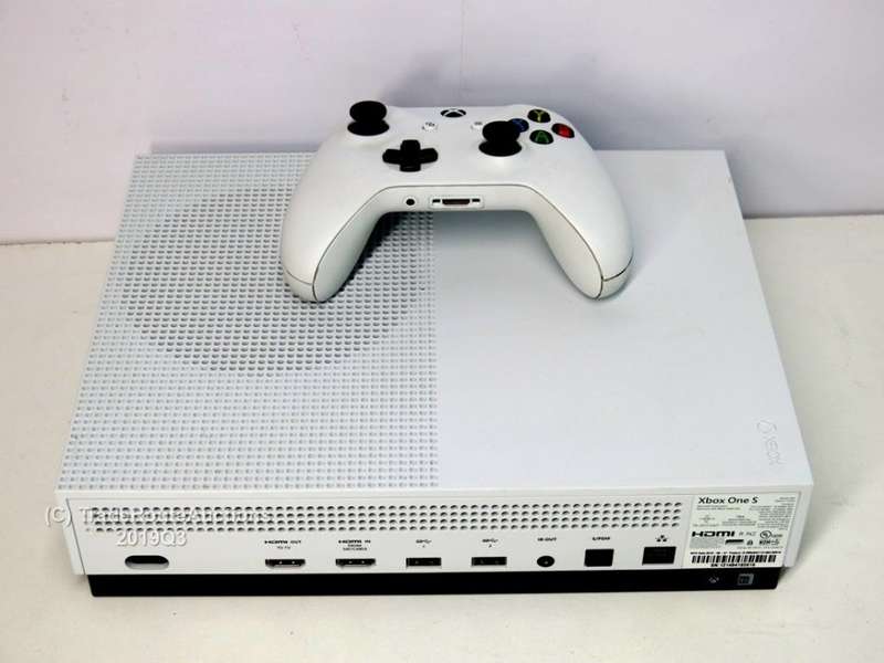 Microsoft Xbox One S 1TB Console (WHITE) Model 1681 + 1 Controller