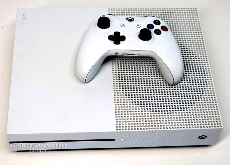 BOXED - Microsoft Xbox One S 1TB Console (WHITE) Model 1681 + 1 Controller