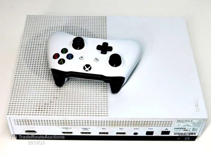 BOXED - Microsoft Xbox One S 1TB Console (WHITE) Model 1681 + 1 Controller