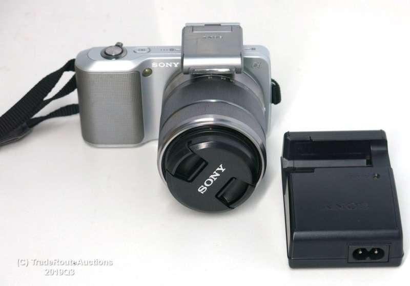 SONY NEX-3 14.2MP with 18-55mm Lens Optical Steady Shot E-MOUNT Digital Camera Kit - Grab a bargain