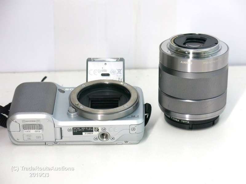 SONY NEX-3 14.2MP with 18-55mm Lens Optical Steady Shot E-MOUNT Digital Camera Kit - Grab a bargain