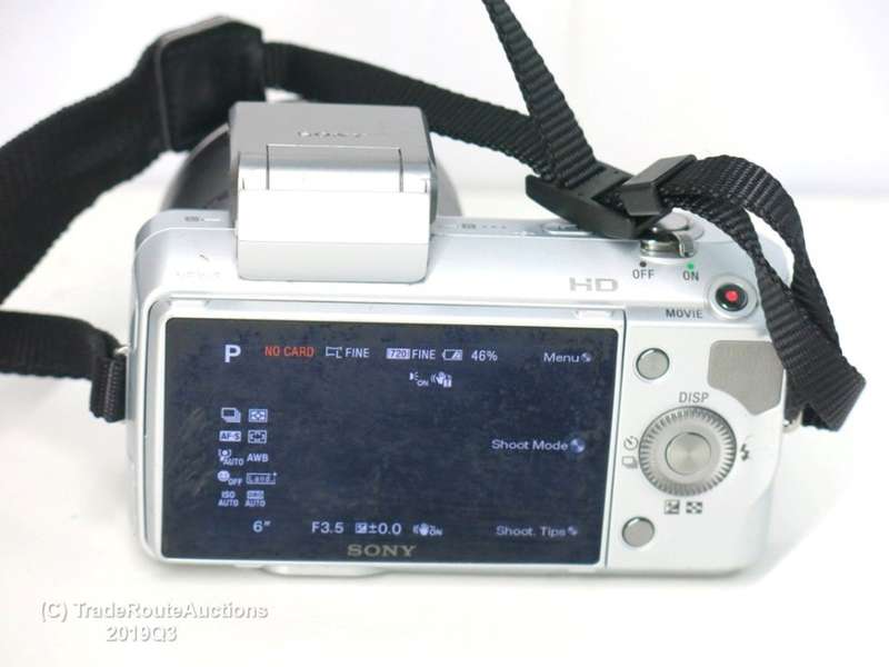 SONY NEX-3 14.2MP with 18-55mm Lens Optical Steady Shot E-MOUNT Digital Camera Kit - Grab a bargain
