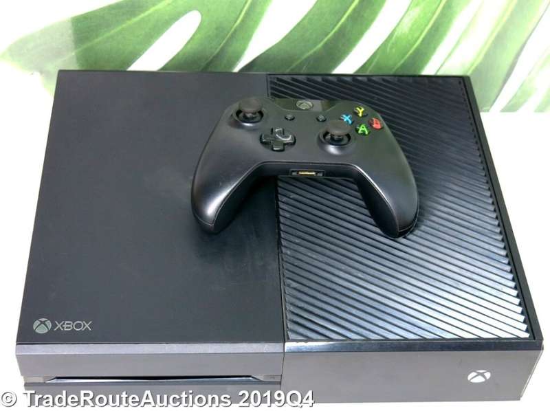 Microsoft Xbox One 500GB Model 1540 Gaming Console + 1 Controller
