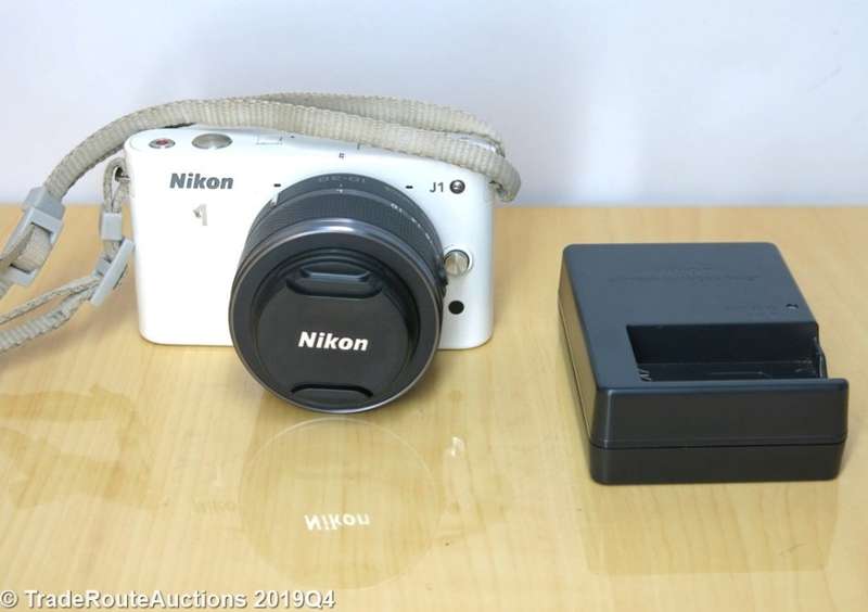Nikon 1 J1 10.1 MP HD Mirror-less 10-30mm VR lens Camera kit