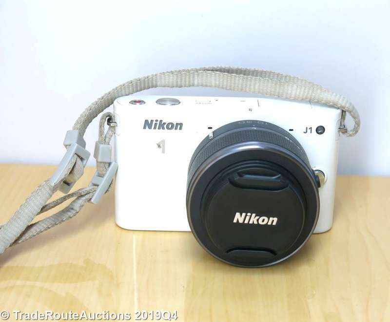 Nikon 1 J1 10.1 MP HD Mirror-less 10-30mm VR lens Camera kit