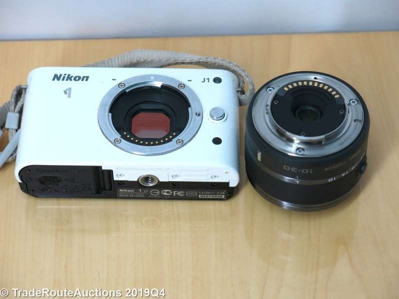 Nikon 1 J1 10.1 MP HD Mirror-less 10-30mm VR lens Camera kit