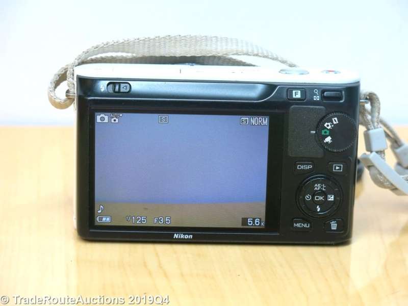 Nikon 1 J1 10.1 MP HD Mirror-less 10-30mm VR lens Camera kit