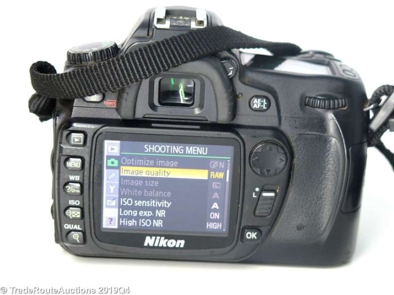 NIKON D80 Digital SLR CAMERA 10.2MP BODY ONLY - PLEASE READ