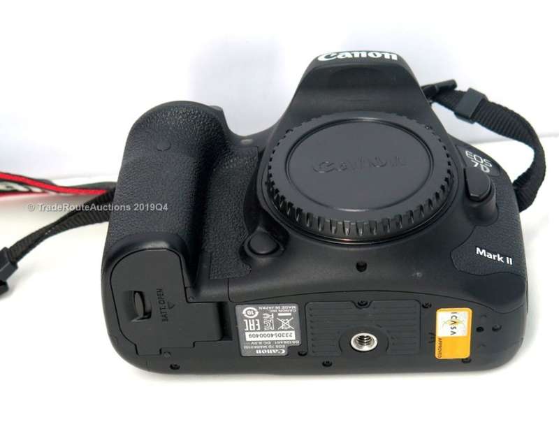 Canon EOS 7D Mark II - 20.2 MP PROFESSIONAL Digital SLR Camera (Body) *** CANON 7D MK 2 ***
