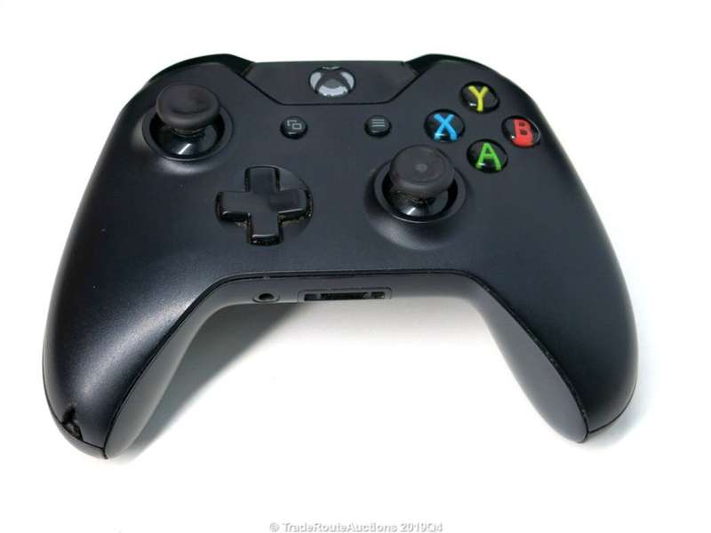 Microsoft Xbox One 500GB Model 1540 Gaming  Console + 1 Controller  + FIFA15 XBOX ONE GAME