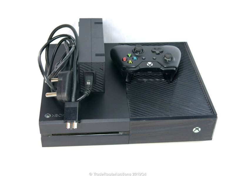 Microsoft Xbox One 500GB Model 1540 Gaming  Console + 1 Controller  + FIFA15 XBOX ONE GAME