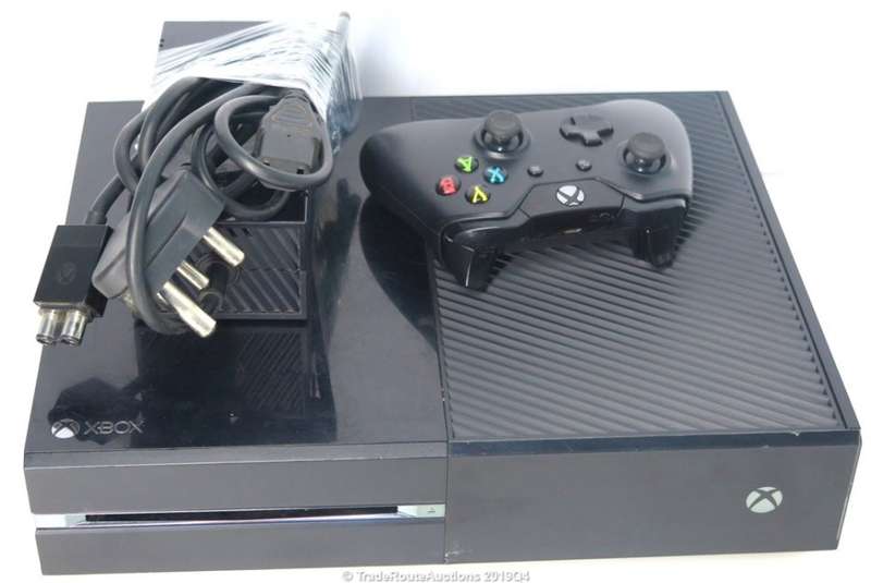Microsoft Xbox One 500GB Model 1540 Gaming Console + 1 Controller