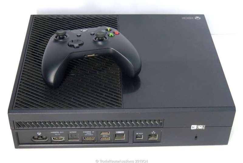 Microsoft Xbox One 500GB Model 1540 Gaming Console + 1 Controller