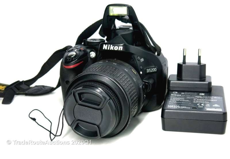 [ 24.1 MEGAPIXELS ] NIKON D5200 DSLR CAMERA +  18-55MM NIKKOR LENS PROFESSIONAL KIT