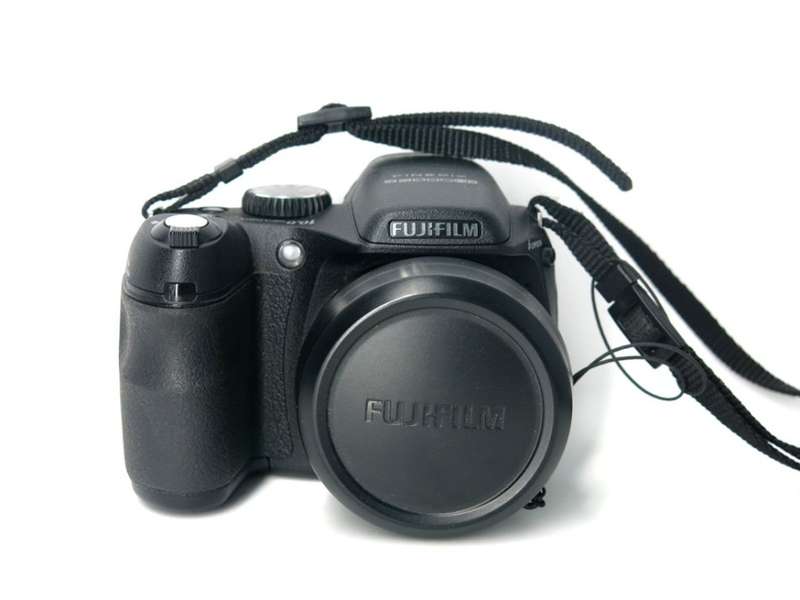 Fujifilm FinePix S2000HD Digital Camera  (10MP, 15x Optical Zoom) 2.7 inch LCD