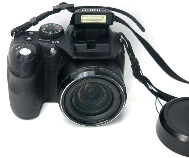 Fujifilm FinePix S2000HD Digital Camera  (10MP, 15x Optical Zoom) 2.7 inch LCD