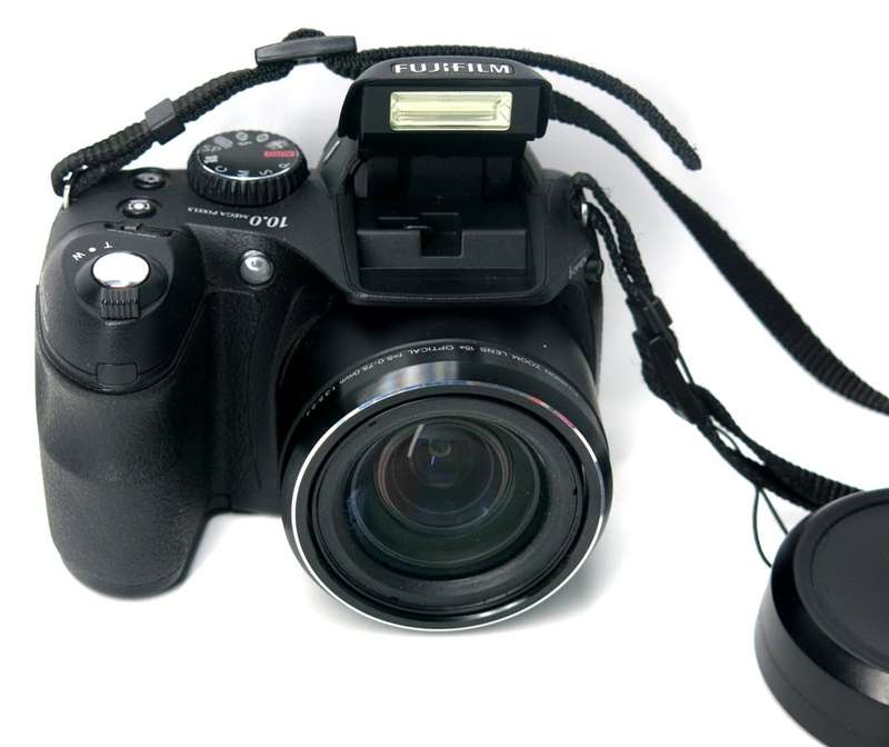 Fujifilm FinePix S2000HD Digital Camera  (10MP, 15x Optical Zoom) 2.7 inch LCD