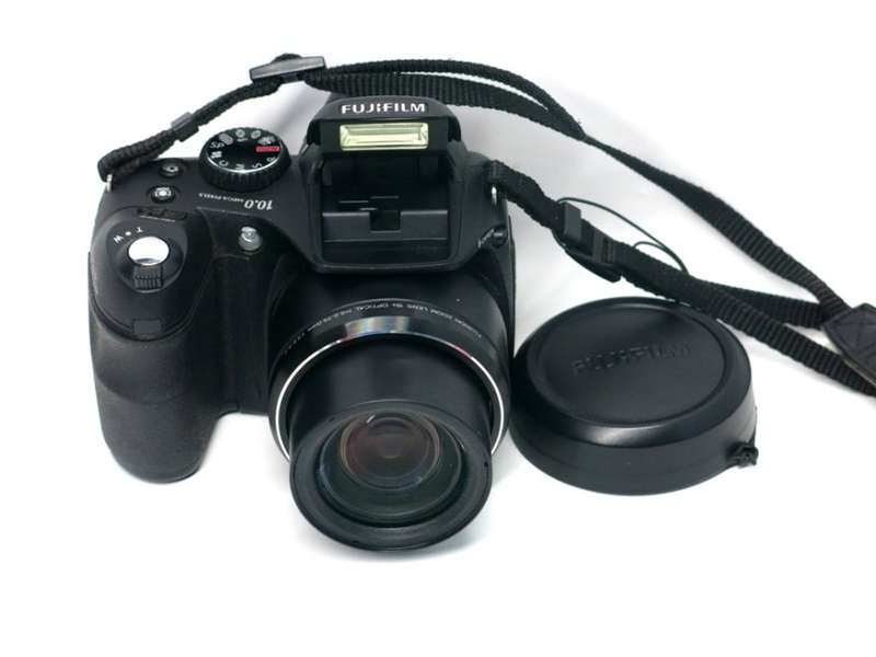 Fujifilm FinePix S2000HD Digital Camera  (10MP, 15x Optical Zoom) 2.7 inch LCD