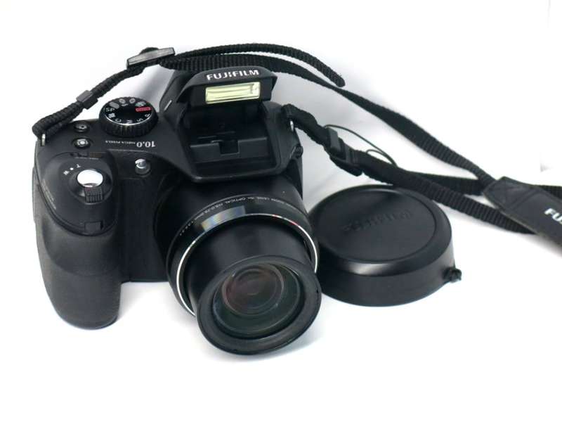 Fujifilm FinePix S2000HD Digital Camera  (10MP, 15x Optical Zoom) 2.7 inch LCD
