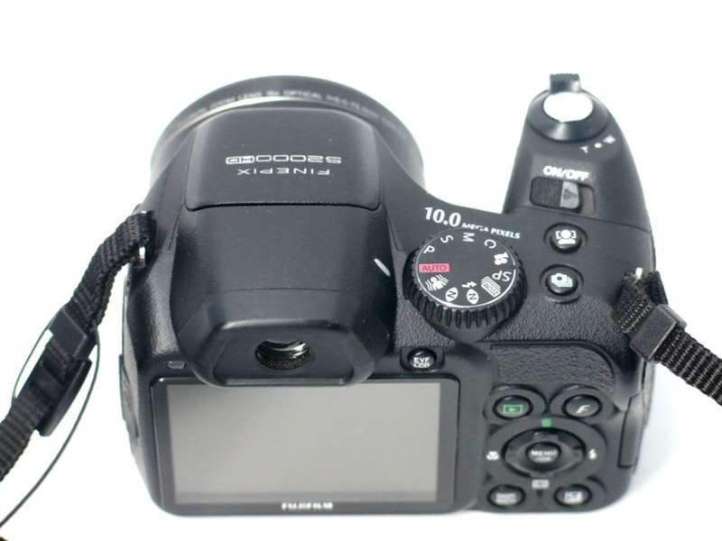 Fujifilm FinePix S2000HD Digital Camera  (10MP, 15x Optical Zoom) 2.7 inch LCD