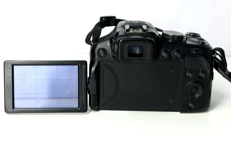 Leica Lens - Panasonic Lumix DMC-FZ200 12.1 MP Digital Camera 24x Optical Zoom