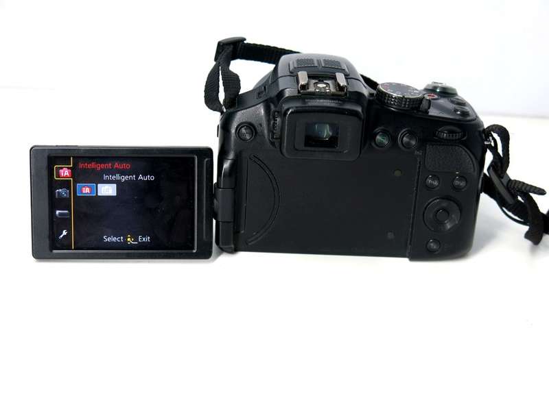 Leica Lens - Panasonic Lumix DMC-FZ200 12.1 MP Digital Camera 24x Optical Zoom