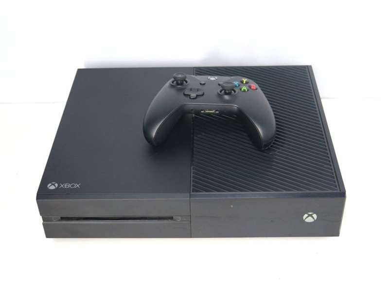Microsoft Xbox One 1TB Model 1540 Gaming Console + 1 Controller