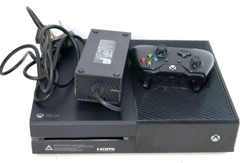 Microsoft Xbox One 500GB Model 1540 Gaming Console + 1 Controller