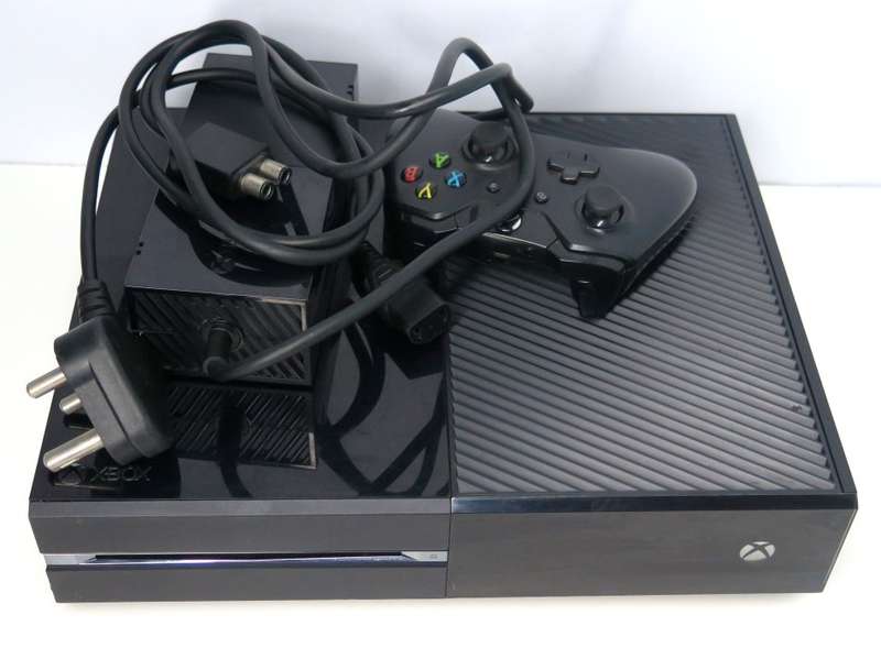Microsoft Xbox One 500GB Model 1540 Gaming  Console + 1 Controller  + FIFA15 XBOX ONE GAME