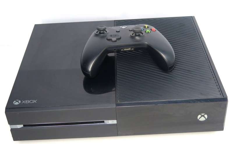 Microsoft Xbox One 500GB Model 1540 Gaming  Console + 1 Controller  + FIFA15 XBOX ONE GAME