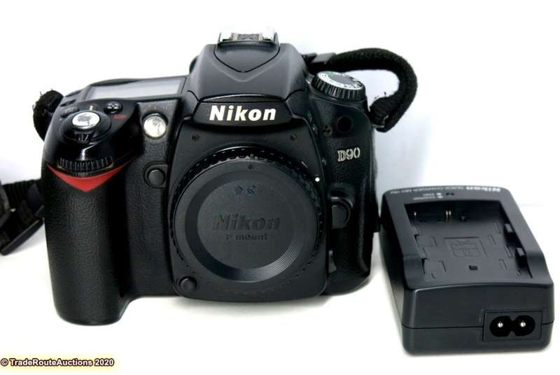 NIKON D90 PROFESSIONAL DSLR CAMERA BODY   ** NIKON **