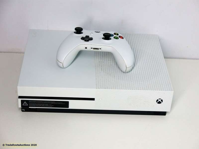 XBOX One S 500GB Console (WHITE) Model 1681 + 1 Controller (WHITE)