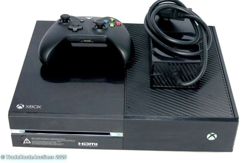 Microsoft Xbox One Model 1540 Gaming Console + 1 Controller
