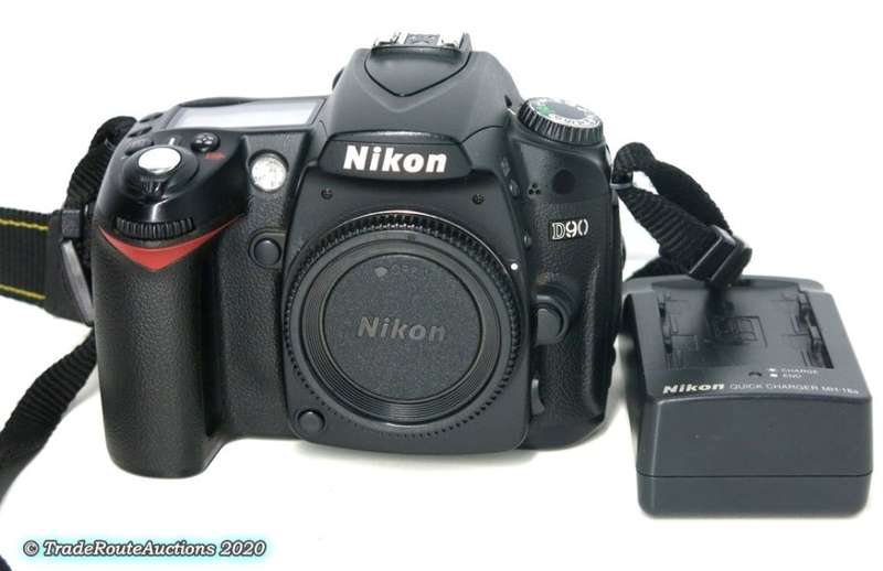 NIKON D90 PROFESSIONAL DSLR CAMERA BODY   ** NIKON **