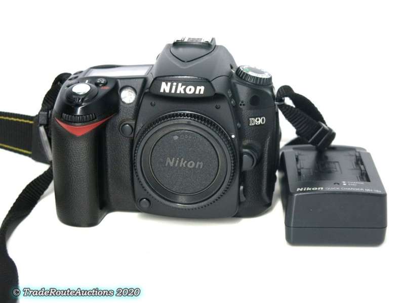 NIKON D90 PROFESSIONAL DSLR CAMERA BODY   ** NIKON **
