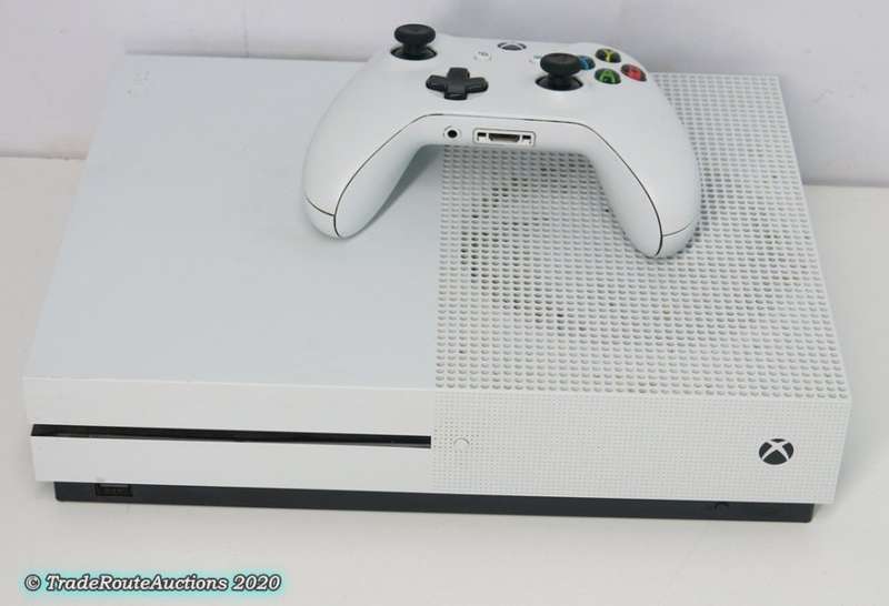 XBOX One S 500GB Console (WHITE) Model 1681 + 1 Controller (WHITE)